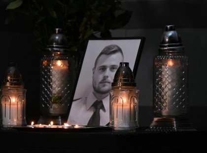 Pintér Sándor máris hősi halottá nyilvánította és soron kívül rendőr főhadnaggyá nevezte ki a néhai Baumann Pétert