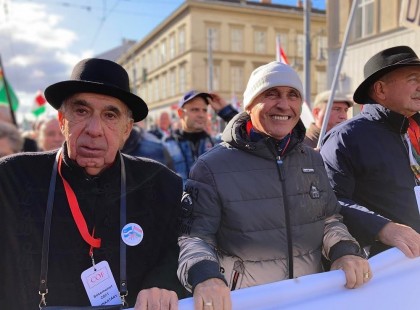 Nem rég a kicsi nyugdíjon siránkozott, most az első sorban menetel Pataky Attila...kapott 76 milliót, azóta röhög