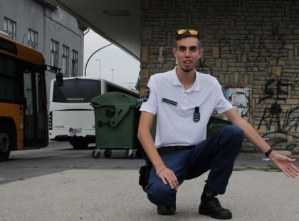 Csütörtök reggel az esztergomi busz-végállomáson összeesett és megállt a szíve a férfinak, de Válent Tamás polgárőr –azonnal cselekedet és ÍGY mentette meg a férfi életét! Egy szívecskével fejezzük ki elismerésünket, megérdemli!