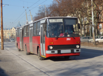 Megállt a szíve a 13 éves kislánynak, de a 77-es troli sofőrje azonnal cselekedett és ÍGY mentette meg a gyermek életét! Egy szívecskével fejezzük ki elismerésünket, megérdemli!