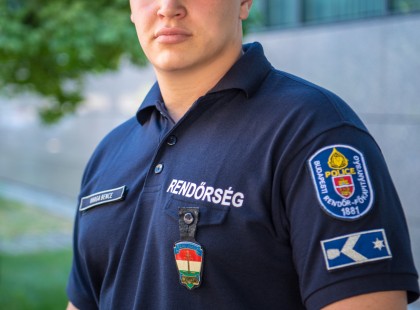 Összeesett és megállt a szíve a fiatal férfinak, de Varga Bence r. őrmester  azonnal cselekedett és ÍGY mentette meg a férfi életét! Egy szívecskével fejezzük ki elismerésünket, megérdemli!