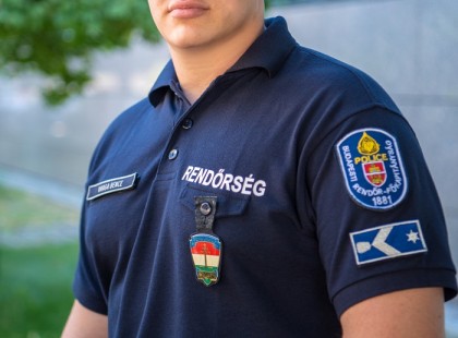 Összeesett és megállt a szíve a fiatal férfinak, de Varga Bence r. őrmester azonnal cselekedett és ÍGY mentette meg a férfi életét! Egy szívecskével fejezzük ki elismerésünket, megérdemli!