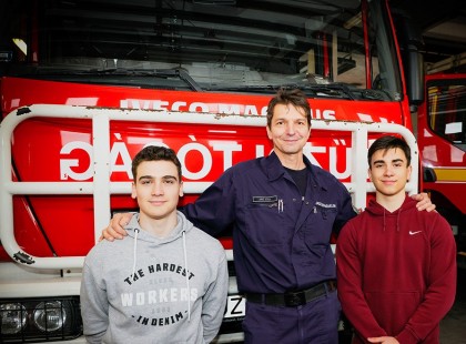 3 hős !Két győri középiskolás és egy bátor tűzoltó hősiessége mentette meg a nőnek az életét - Egy szívecskével fejezzük ki elismerésünket, megérdemlik!