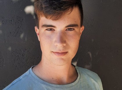 Csütörtök reggel a győri busz-végállomáson összeesett és megállt a szíve a férfinak, de Barka Bálint iskolás –azonnal cselekedet és ÍGY mentette meg a férfi életét! Egy szívecskével fejezzük ki elismerésünket, megérdemli!