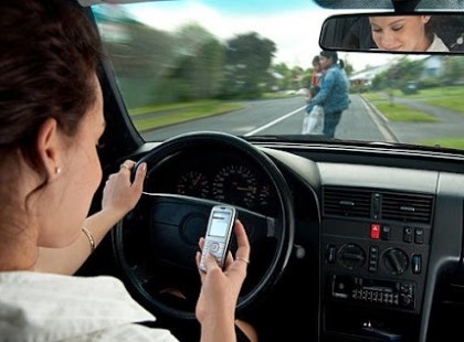 2023. január 1-től 30 napra elveszik a jogosítványát annak az autósnak és biciklisnek, aki mobilt tart a kezében!!!!