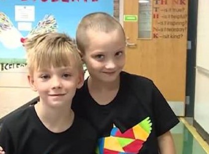 Hétfő  reggel az iskola menzán összeesett és fuldoklott a kisfiú, de ez a 8éves  iskolai diák –azonnal cselekedet és ÍGY mentette meg az iskolatársa életét! Egy szívecskével fejezzük ki elismerésünket, megérdemli!