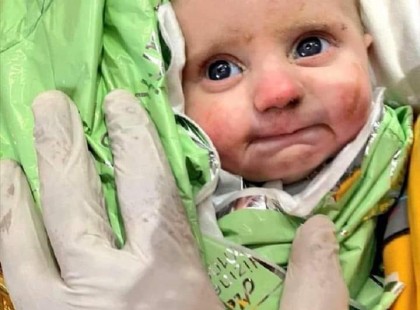 Ez a csöppség 128 órát töltött a Törökországot súlytó földrengés romjai alatt! Ez egy csoda, igazi túlélő! Nézd a szemeit!...??