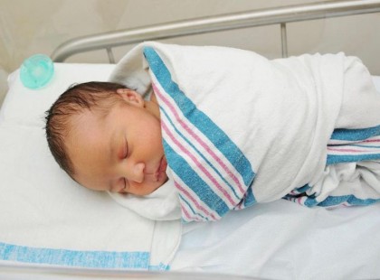 Hétfőn az édesapja élesztette újra a 3 napos csecsemőt, nagy küzdelem folyt a kisbaba életéért