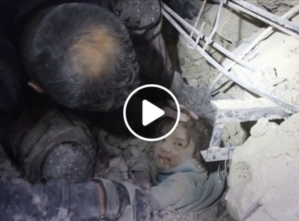 Kimentettek egy kisgyereket a romok alól a törökországi földrengés után Szíriában - Videó