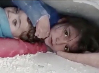 Több mint 36 órán át védelmezte öccsét a romok között egy szír kislány, miután a földrengésben a családra omlott a ház