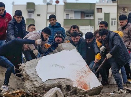 Csoda: 17 éves lányt hoztak ki élve a magyar mentőcsapatok 4 nappal a katasztrófa után -videó a mentésről