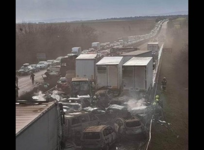 1PERCE ÉRKEZETT: Öt kamion és 37 személygépkocsi ütközött össze. Rohantak a mentők: Közel 12 km-es a torlódás, SÁVZÁRÁS! A helyszínelés jelenleg is tart, a torlódás közel 12 kilométeres!