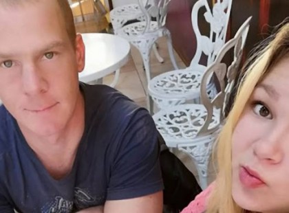 Halálra éheztették 16 hetes ikerlányaikat a szülők, akik négy napra magukra hagyták a kicsiket