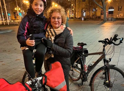 A Budapest Bike Maffia bringásai közt teker egy 11 éves gyerek ,Ő Luca, aki a pesti éjszakában szendvicset visz a hajléktalanoknak.