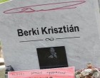 Csodálatos dolgot helyezett Berki kislánya apja sírjára halála évfordulóján. A szívünk szakad meg