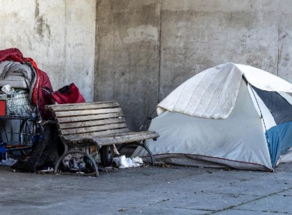 A komáromi tesco parkolóban lakik egy 84 éves néni egy sátorban..videó