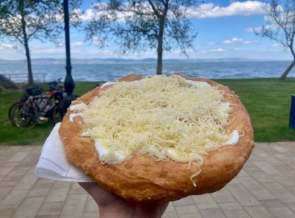 Mindenki a Balatont szidja, hogy milyen drága. Hát mi tegnap voltunk lent és mindössze ENNYIÉRT ettünk, ittunk. Mit kell ijesztgetni a jó népet?