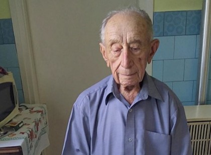 Károly bácsi 100 évesen még horgászik és rejtvény fejt. A napokban újították meg a jogosítványát.