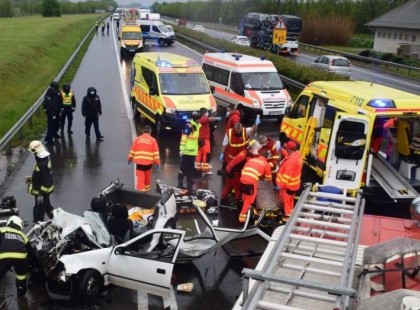 1PERCE ÉRKEZETT: Hatalmas baleset ! Rohantak a mentők: Közel 8 km-es a torlódás, SÁVZÁRÁS! A helyszínelés jelenleg is tart, a torlódás közel 8 kilométeres!