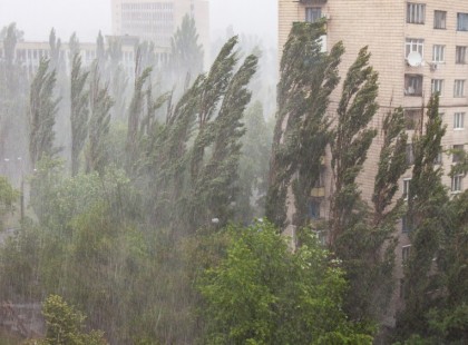 BAJ VAN! Küszöbön a gigavihar: Kiadták a riasztást: zivatar, jégeső(5 centis! jégdarabok!!,) és 100 Km/órás viharos szél tarolja le az egész MAGYARORSZÁGOT!