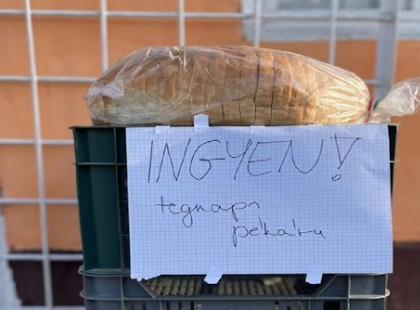 Ingyen adja a másnapos kenyeret a következő bolt! Le a kalappal előttük!