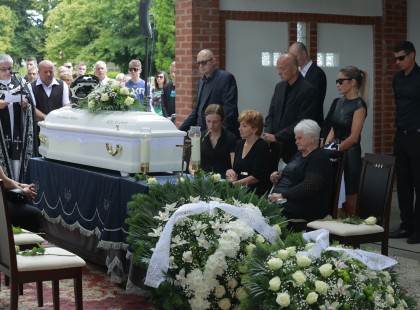 Hófehér koporsóban kísérték utolsó útjára Szvoboda Bencét