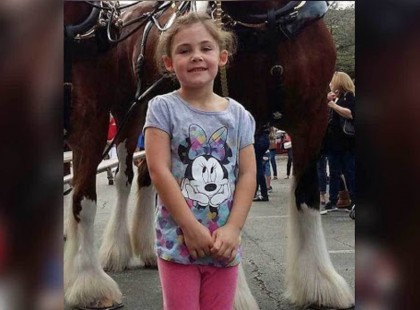 Az apa lefényképezi a kislányát, de amikor közelebbről megnézi a képet, nem tudja abbahagyni a nevetést...