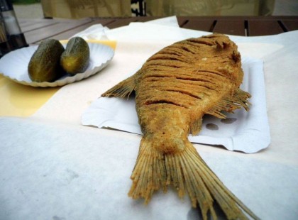 Tegnap Balatonalmádiban voltunk, rendeltem egy harcsát a büfében, a KONYHÁBÓL EZ A PÁRBESZÉD HALLATSZOTT KI, BÁR AZT HITTÉK NEM HALLOM …..ÉS NEM CSAK ÉN HALLOTTAM AZ OTTLÉVŐ NYARALÓK FELE MAJDNEM PADLÓT FOGOTT!