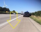 Nem volt nála elakadásjelző háromszög: mikor a rendőrök meglátták, mit tett, kitört belőlük a nevetés!
