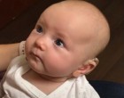 A hallássérült baba életében először hallja anyukája hangját, ahogy azt mondja neki, 