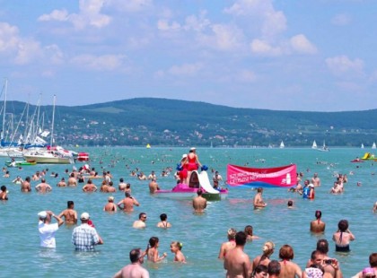 Kiderült az igazság!A Balaton nem drága. A magyar kereset kibas@tt alacsony.