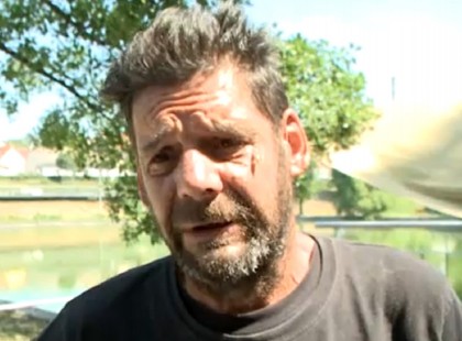 Csütörtök reggel a Balokány-ligeti tóba elmerült és fuldoklott egy nő, de Németh György hajléktalan –azonnal cselekedet utána ugrott és ÍGY mentette meg a fuldokló nő életét! Egy szívecskével fejezzük ki elismerésünket, megérdemli!