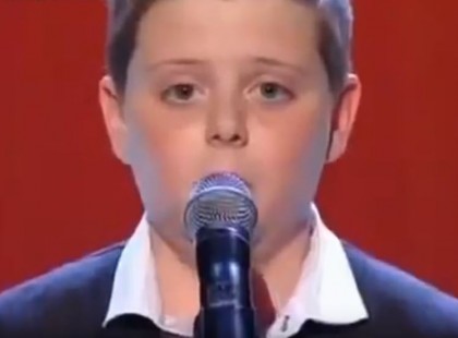 Kirázott a hideg: ez a kisfiú angyali hangon énekli a világ egyik legszebb dalát