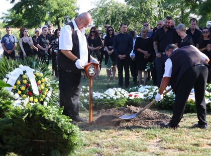 Hófehér koporsóban temették el a 4 gyerekes anyát, aki szülés után...