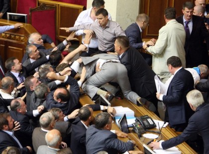 Hatalmas balhé a parlamentben -Orbánnak nekimentek !Ilyenre még nem volt példa..