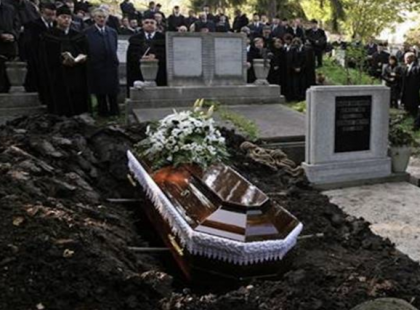 A zsugori dúsgazdag férfi minden vagyonát magával temettette, de az özvegyasszony az utolsó pillanatban kinyittatta a férj koporsóját, és olyan tett...