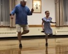 A nagypapa és unokája együtt olyan fergeteges táncot adnak elő, hogy mindenki őket ünnepli!