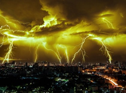 BRUTÁLIS MÉRETŰ VIHAR TAROLJA LE MAGYARORSZÁGOT!JÉGESŐ - 120 KM/ÓRÁS SZÉLVIHARRAL KIADTÁK A RIASZTÁST!EKKOR ÉRKEZIK!