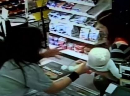 A PÉNZTÁROSNŐ HIRTELEN KIKAPJA A KISBABÁT ÉDESANYJA KARJAIBÓL: A KAMERA RÖGZÍTETTE, MI TÖRTÉNT RÖVIDDEL AZUTÁN