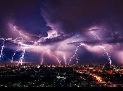 Szöveges figyelmeztető előrejelzés Figyelmeztető előrejelzés Magyarország területére !ÓRÁKON BELÜL nyakunkon a BRUTÁLIS VIHARCELLA, károkozó széllel és 2-3 cm-es jégdarabokkal - Ezekre a megyékre adták ki a riasztást. Zárj be minden ablakot! Ekkor érkezik a vihar