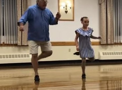 A nagypapa és unokája együtt olyan fergeteges táncot adnak elő, hogy mindenki őket ünnepli!