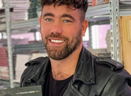 Ez a felvétel, amelyet Krausz Gáborról készítettek, minden titkot felfed : elbűvölő nő tűnt fel Krausz Gáborral