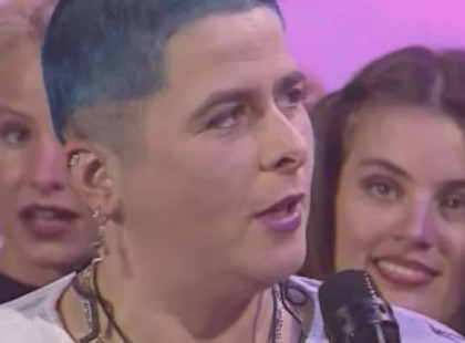 Lang Györgyi így nézett ki főiskolásként szőke hajjal, copffal – itt egy 43 éves videó!