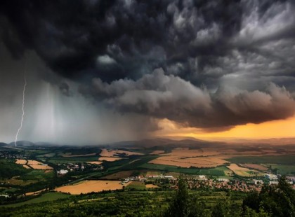 ÓRÁKON BELÜL nyakunkon a BRUTÁLIS VIHARCELLA, akár 120 km/h-s károkozó széllel és 4 cm-es jégdarabokkal - Ezekre a megyékre adták ki a riasztást. Zárj be minden ablakot! Ekkor érkezik a vihar