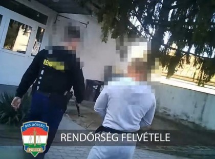 Tegnap elfogtam egy tolvajt aki betört hozzám . Kihívtam rögtön a Rendőrséget, és engem vettek őrizetbe, EZÉRT