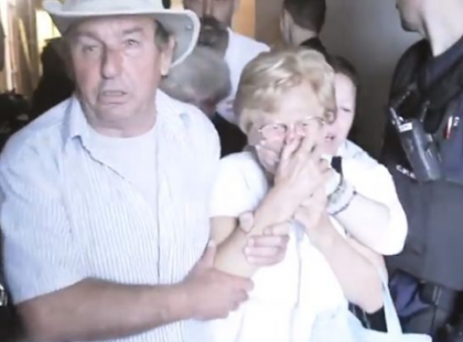 BOTRÁNY! Sírva vonszolták ki a lakásából az utcára a magyar családot, köszönjük a Kormánynak! Kérjük felelős magyarként te is Oszd meg, hogy mindenkihez eljusson a valóság!