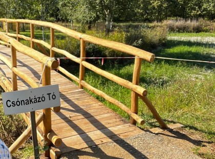 Újabb MAGYAR CSODA!A lombkorona nélküli koronasétány után most egy víz nélküli csónakázó épült Máriapócson -fotók