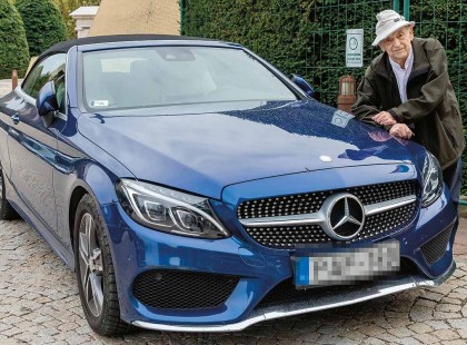 Bodrogi Gyula ezzel a sport mercivel döngeti az utakon.. 