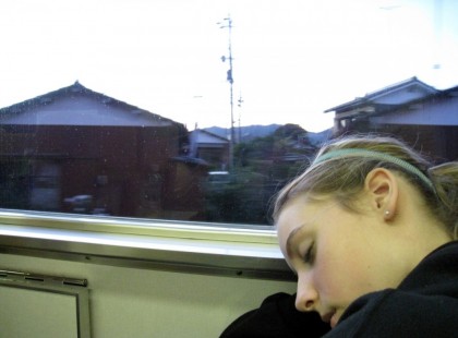 A lány elaludt a vonaton. Amikor felébredt olyan dolgot talált az ölében, amitől azonnal elsírta magát