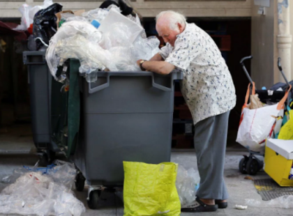 Ma reggel folyamatos kapucsengő szóra ébredtünk! Egy hajléktalan bácsika állt a kapuban...A történtektől még mindig a könnyeimmel küzdök! Valóban nem a pénz teszi az Embert!